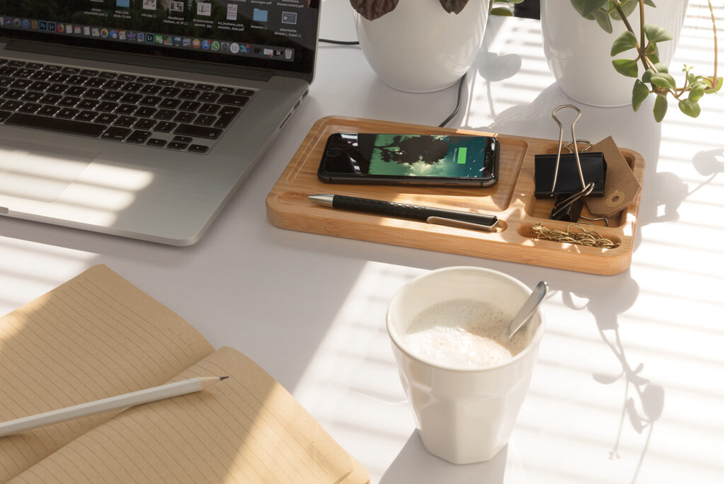 Bamboo desk organiser 10W wireless charger