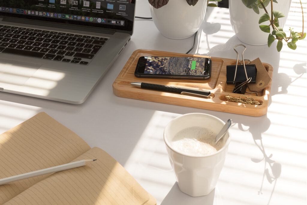 Bamboo desk organiser 5W wireless charger