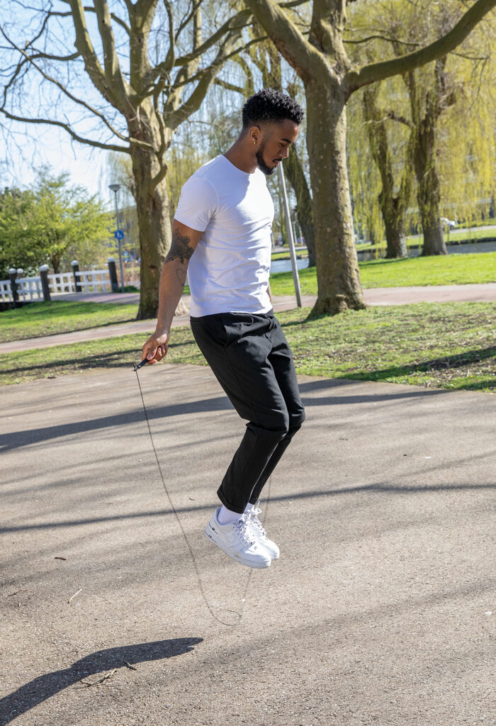 Corde à sauter réglable dans une pochette