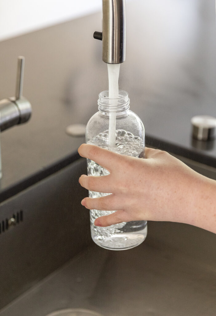 Leakproof water bottle with metallic lid