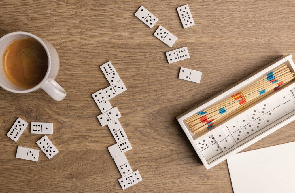 Jeu de mikado/domino en boîte en bois